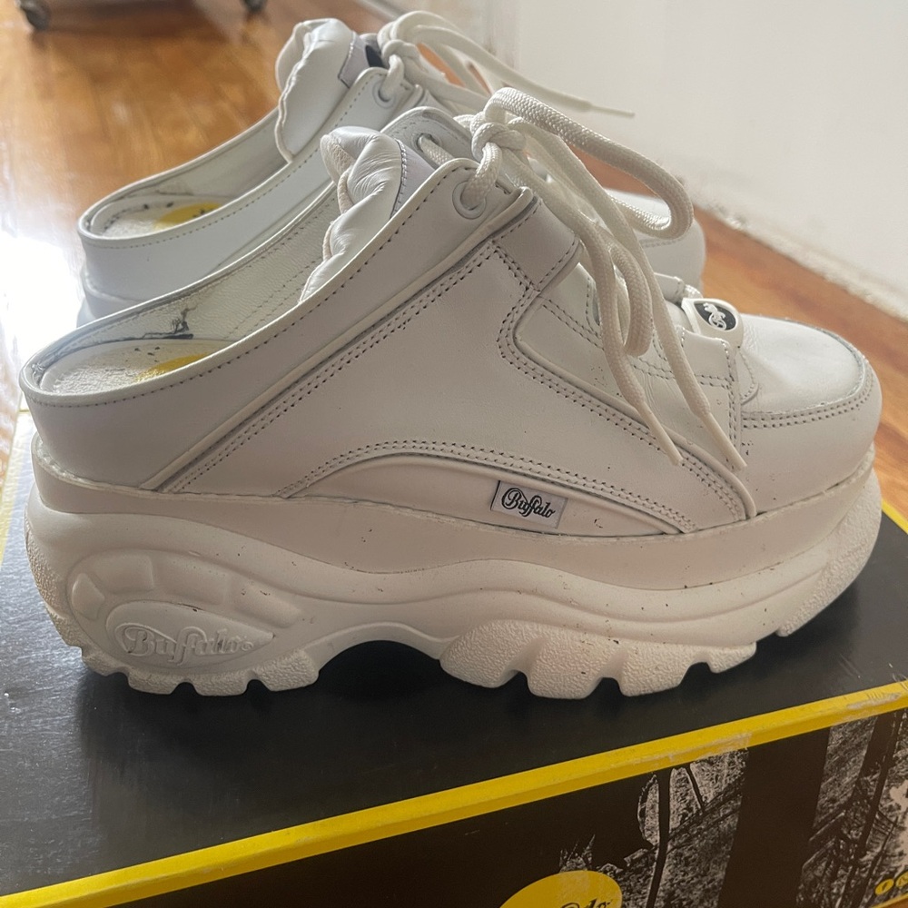 Buffalo London Women's Classic White Sneakers - Picture 7 of 8